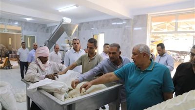 محافظ الوادي الجديد يطمئن على أرصدة السلع الأساسية بوحدة تعبئة المواد الغذائية 