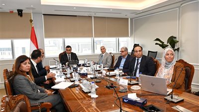 وزير الإسكان يبحث مع مسئولى