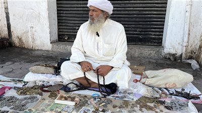 أشهرها الشلن الورقي، حكاية أقدم بائع للعملات النادرة بالبحيرة (فيديو وصور)