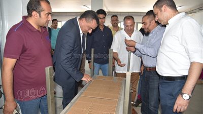 محافظ بورسعيد يتابع سير العمل بمصنع الضفائر الكهربائية (صور)