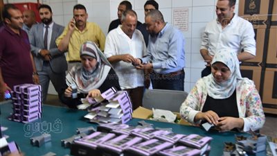 محافظ بورسعيد يشيد بعملية الإنتاج والتصنيع داخل منشآت المحافظة (صور)