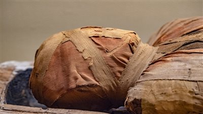 اكتشاف مومياء عمرها 2000 عام في قبر 