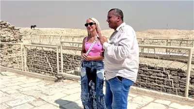 المغنية الأمريكية آمون ستار تزور هرم أوناس بسقارة