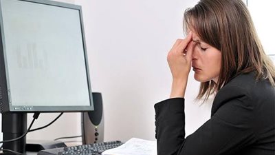 هيئة الدواء تحذر من التحديق في شاشات الكمبيوتر لهذا السبب