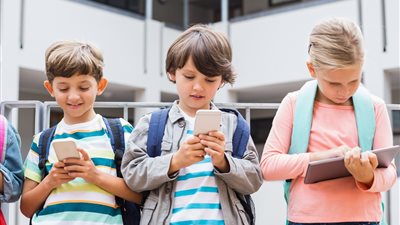 دراسة استقصائية تكشف عواقب التعرض المبكر للهواتف الذكية على الأطفال