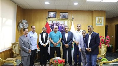 محافظ الوادي الجديد يلتقي أعضاء الغرفة التجارية لمتابعة الأسواق