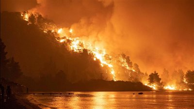 200 رجل و26 طائرة يكافحون 54 حريقا هائلا في اليونان (فيديو)