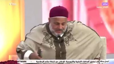 لحظة اقتحام مشجعي أهلي طرابلس قناة سلام وهروب داعية إسلامي من الإستوديو (فيديو)