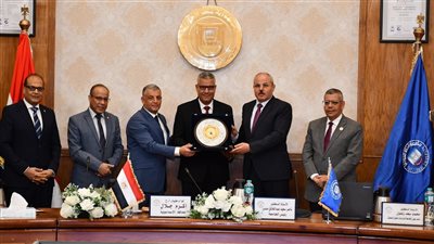 محافظ الإسماعيلية ورئيس جامعة القناة يكرمان عضوين بهيئة التدريس لبلوغهما سن المعاش