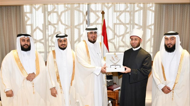 وزير الأوقاف يلتقي