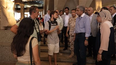 وزير السياحة والآثار يلتقي مجموعة من الزائرين بالمتحف المصري الكبير