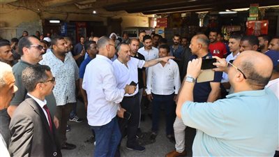 تشميع 3 محال ومطعم لمخالفتهم شروط الترخيص في أسيوط