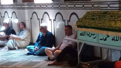 مرتضى منصور يرافق نعش شقيقته داخل المسجد الكبير بالدقهلية (صور)