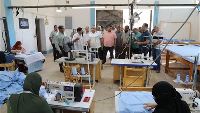 محافظ الوادي الجديد يتفقد ورش التكوين المهني ومصنع الملابس 
