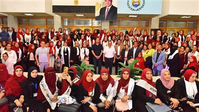 محافظ أسيوط يلتقي الرائدات الريفيات ويوجه بتكثيف برامج التوعية