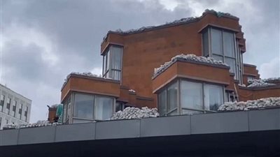 السفارة الفرنسية في روسيا تكشف أسباب ظهور أكياس رمل فوق مقرها