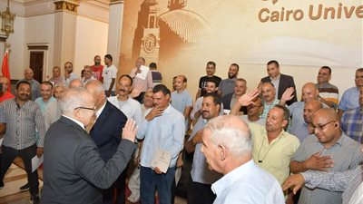 وسط حشود هائلة، العاملون بجامعة القاهرة يودعون الخشت (صور)