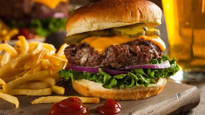 طريقة عمل البرجر في البيت، زي الجاهز وأوفر