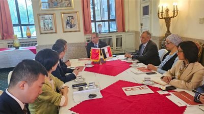 وزير الاتصالات يبحث مع مسئولي الشركات الصينية فرص التعاون والاستثمار