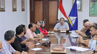 محافظ دمياط يناقش موقف عدد من المشروعات الجارى تنفيذها بمبادرة 