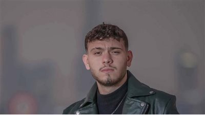 غناء وسط النيران، فنان سوري يحيي حفلا 