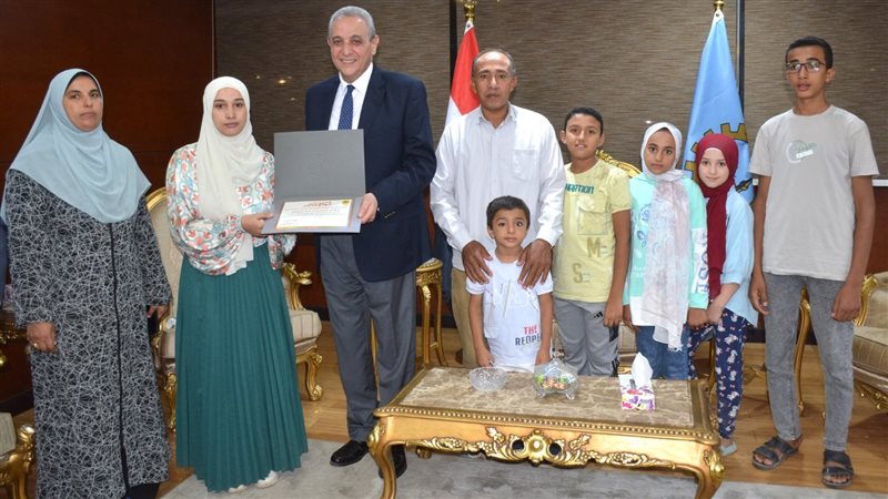 محافظ الغربية يكرم