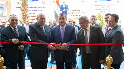 وزير الإنتاج الحربي يتفقد هليوبوليس للصناعات الكيماوية