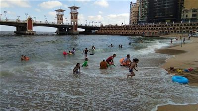 ارتفاع الأمواج في القطاع الغربي بالإسكندرية مع رفع الرايات الصفراء