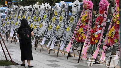 عشاق فرقة NewJeans يحتجون بالزهور: “توقف عن قتل شركة ADOR”