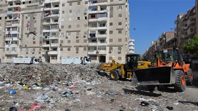 بدء تنفيذ أعمال إزالة المقالب العشوائية بأرض الجمعيات في الإسماعيلية (صور)