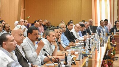 محافظ الشرقية للمجلس التنفيذي: التعدي على الأرض الزراعية خط أحمر 