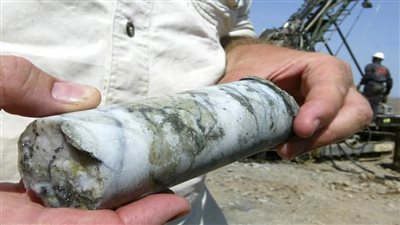 الثروة المعدنية تستعد لطرح مزايدة عالمية للتنقيب عن المعادن في 3 مناطق 