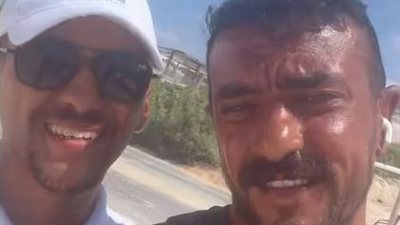 أحمد العوضي يساعد شابا في توصيل رسالة لحبيبته: مش هتلاقي حد يحبك زيه