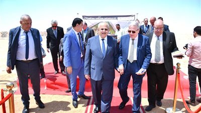 الخشت ومحافظ الجيزة يتفقدان أرض مشروع إنشاء جامعة القاهرة الأهلية الجديدة.. تقام على 290 فدانًا.. من طراز الجيل الخامس.. والمرحلة الأولى تضم 10 كليات 