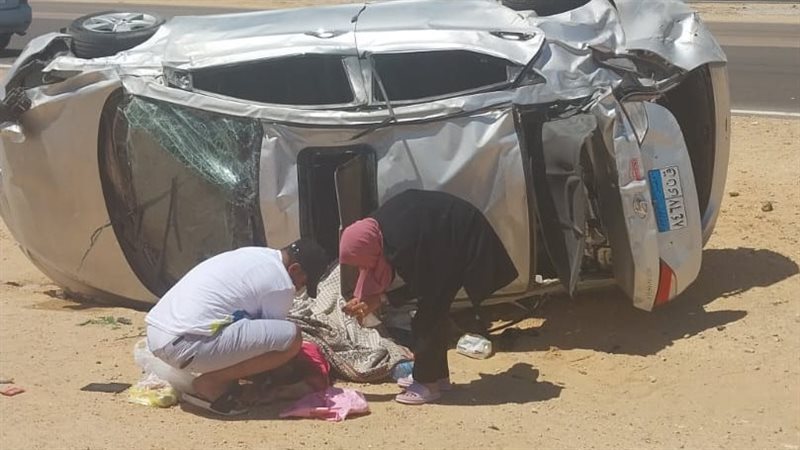 إصابة شخصين إثر انقلاب