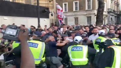 مجزرة الأطفال تحرق لندن واشتباكات عنيفة بين الشرطة ومتظاهرين أمام مبنى رئاسة الوزراء (فيديو)
