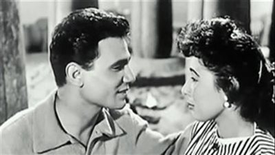 دخلت الفن بتليفون من عبد الحليم، المشوار السينمائى للفنانة لبنى عبد العزيز 