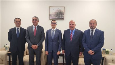 وزير الاستثمار يستعرض مع وفد 