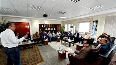 وزير الإسكان يعقد اجتماعا بمقر جهاز 