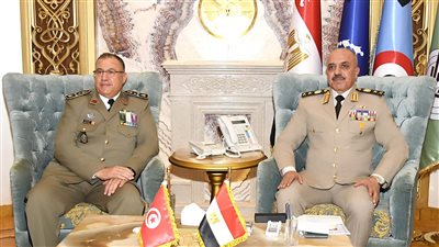 المتحدث العسكري: الفريق أحمد خليفة يلتقي رئيس أركان جيش البر التونسي 
