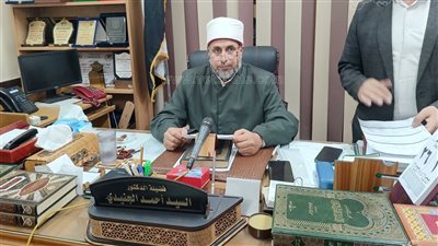 رئيس منطقة الشرقية الأزهرية يجري اتصالا هاتفيًا بـ أوائل الثانوية لتهنئتهم (فيديو)