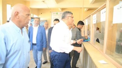 محافظ الجيزة بشباك تلقي طلبات التصالح في مخالفات البناء بالمركز التكنولوجي بالعياط (صور)