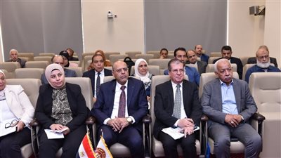 وزير العمل يترأس اجتماع 