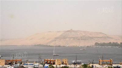 رياح محملة بالأتربة في أسوان، والمحافظ يتابع حالة الطرق (صور)