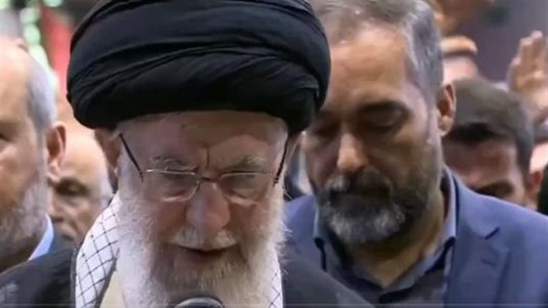 خامنئي يؤم صلاة الجنازة