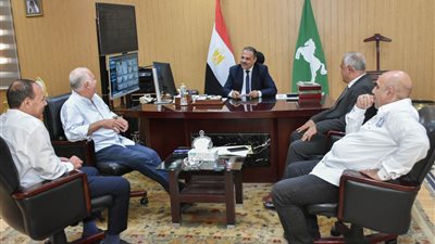 محافظ الشرقية يلتقي أعضاء الشيوخ والنواب بمكتبه 