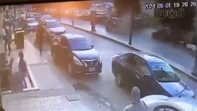 بطريقة مروعة، لحظة دهس سيارة طائشة لـ أب وابنتيه بشارع باريس في المنوفية (فيديو)