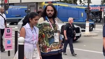 بيمشي بصعوبة، وزن أنانت أمباني يثير الجدل أثناء تجوله مع زوجته بشوارع باريس (فيديو)