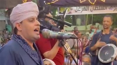 بالرقصة الشهيرة، الآلاف يتفاعلون مع تواشيح الشيخ محمد ياسين التهامي بمولد الفرغل بأسيوط (فيديو) 