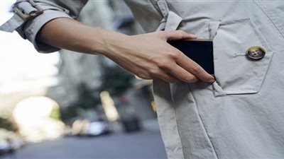 ابتكار مولد كهربائي نانوي لشحن الهاتف من احتكاك الملابس 